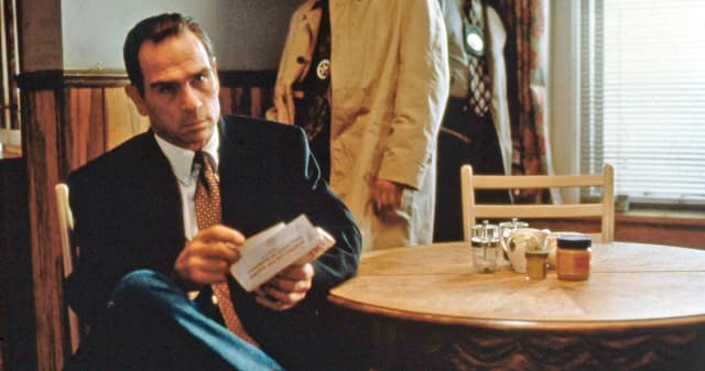 Jak Tommy Lee Jones w Ściganym - pełny cytat i jego kontekst w Kilerze Jak Tommy Lee Jones w Ściganym - pełny cytat i jego kontekst w Kilerze